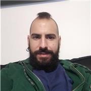 Profesor de pádel dinámico joven y con cualidades deportivas